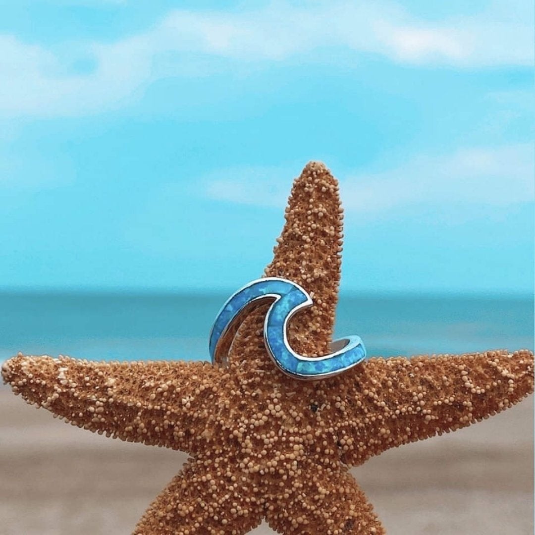 Anillo ondulado de plata con ópalo azul