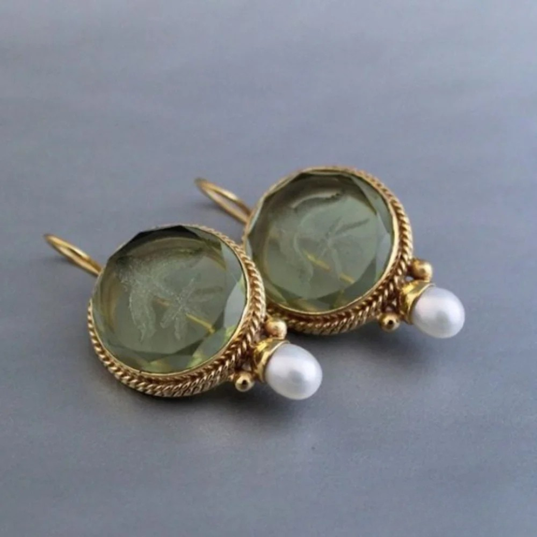 Pendientes retro clásicos con piedras verdes y perlas