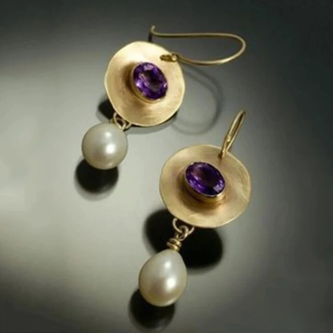 Pendientes dorados con circonita morada y perla