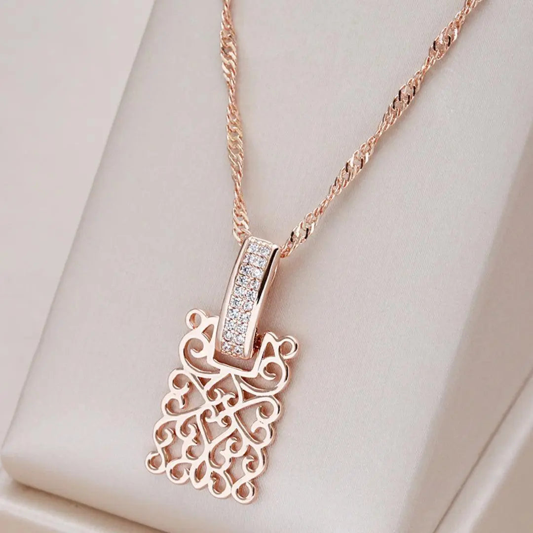 Elegante collar dorado con mandala