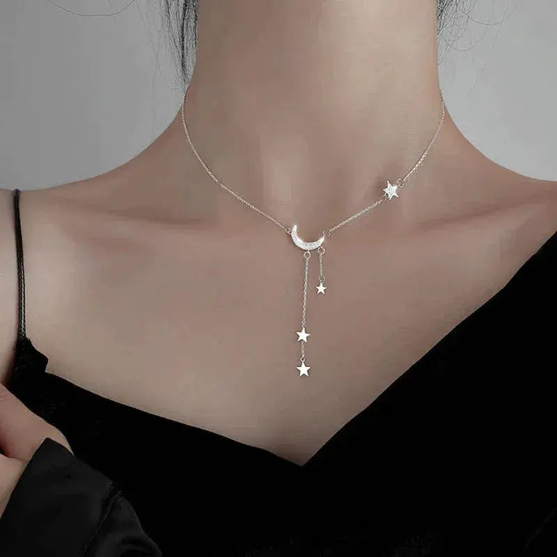 Elegante collar de plata con luna y estrellas