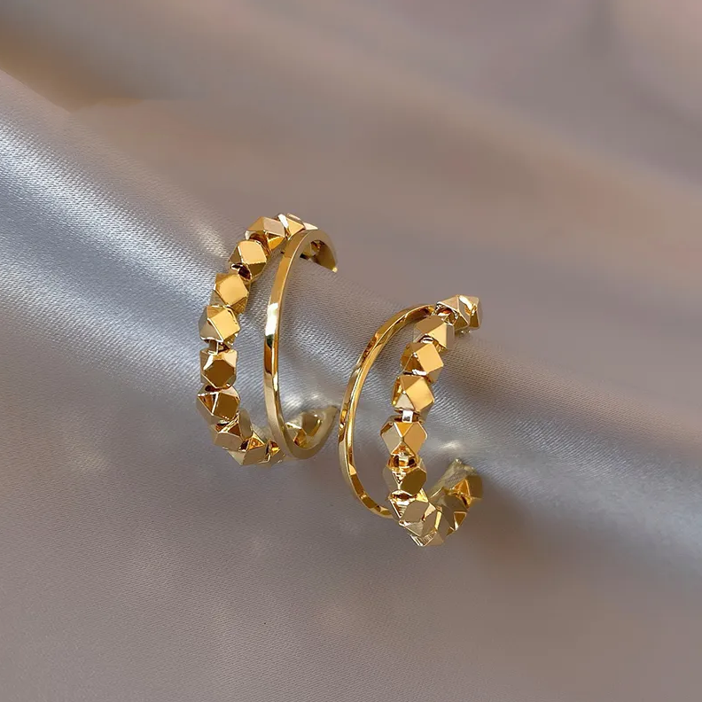 Elegantes pendientes dorados con circonita cúbica