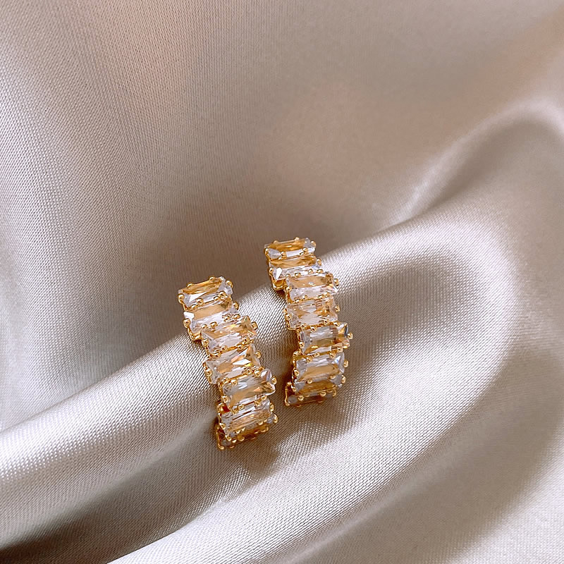 Elegantes pendientes dorados con circonita brillante