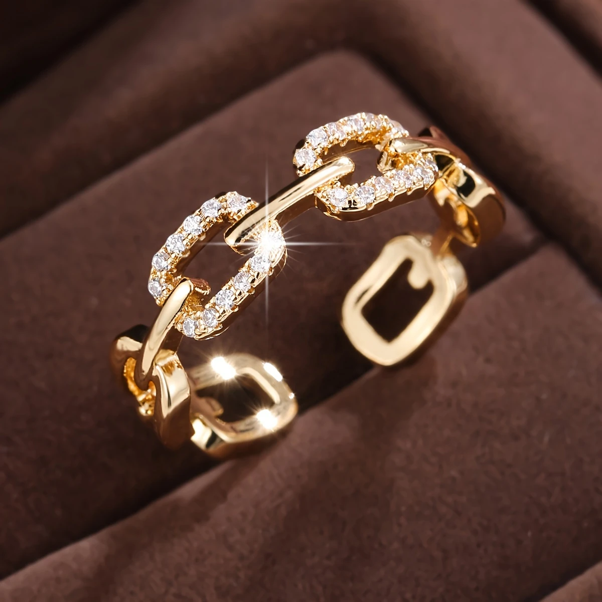 Anillo de oro “Cadena Radiante”