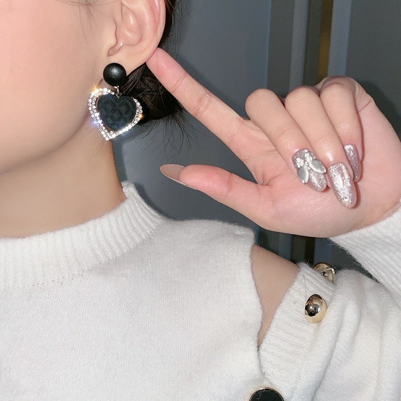 Pendientes negros de oro en forma de corazón