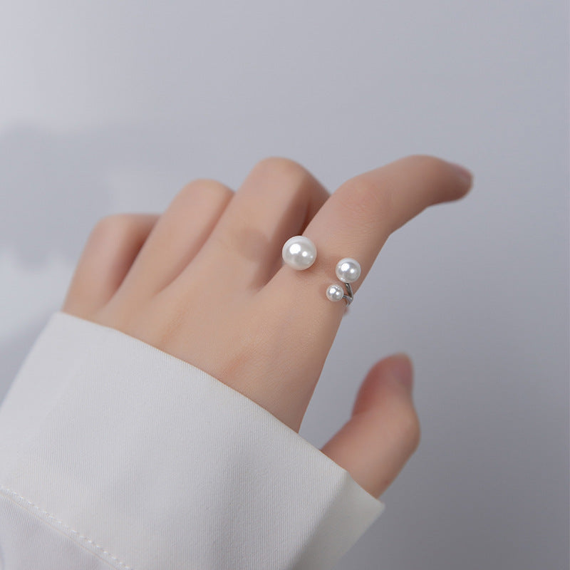 Elegante anillo con trío de perlas