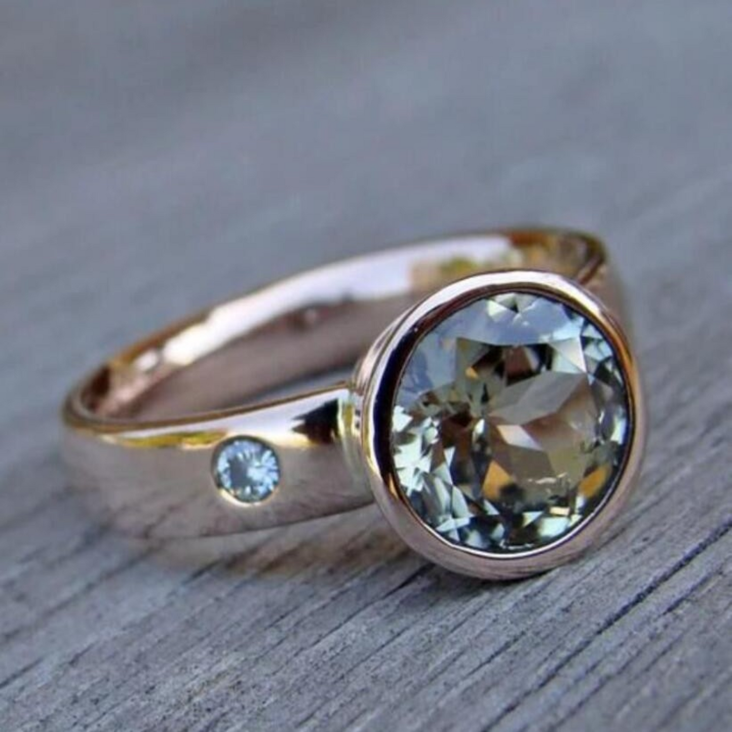 Anillo vintage grabado con circonita fina