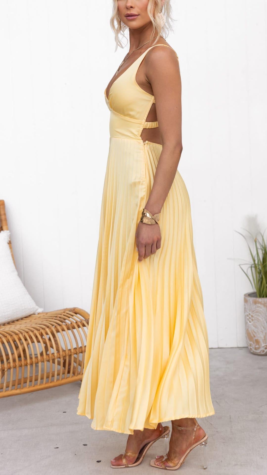 Maria - Maxi Vestido Amarillo Plisado Con Escote En V