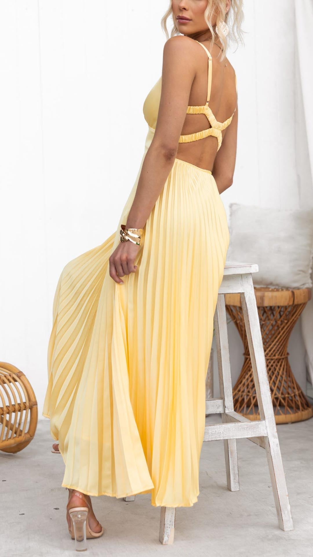 Maria - Maxi Vestido Amarillo Plisado Con Escote En V