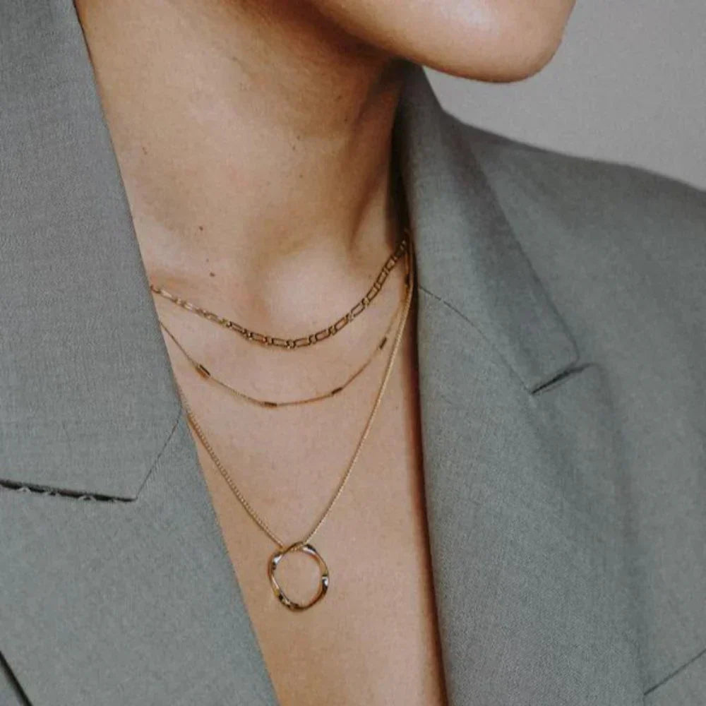 Collar aro abierto de tres filas en oro