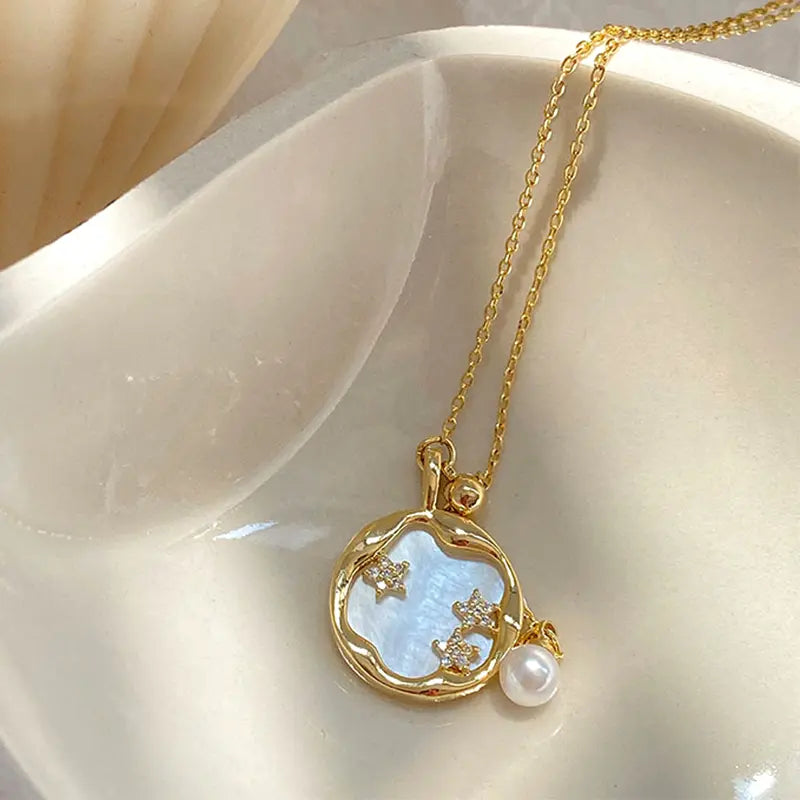 Collar de oro con piedra de luna y perla