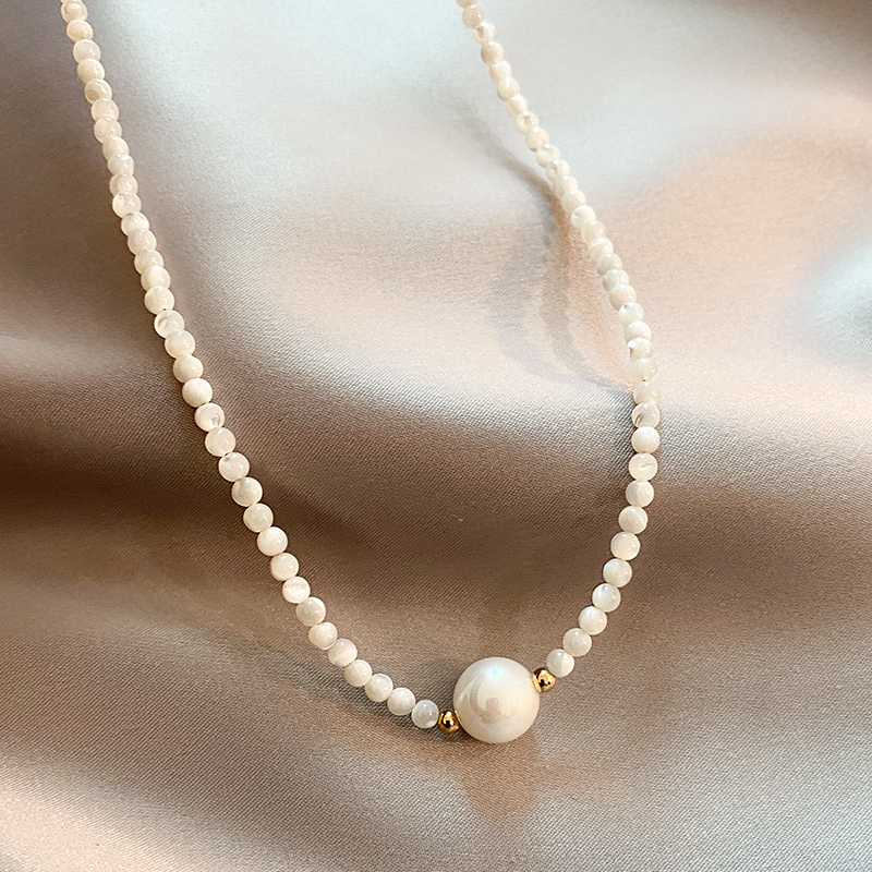 Collar chic con perla