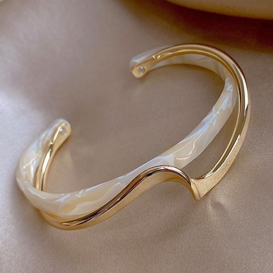 Adriana - Pulsera elegante con ópalo blanco y baño de oro