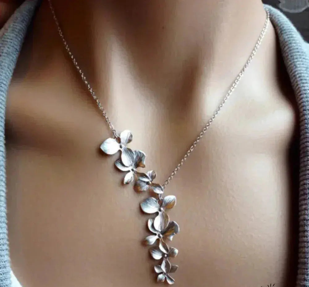 Collar de plata atemporal con colgante de flor