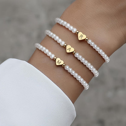 Pulsera chic con inicial de corazón (A–Z)