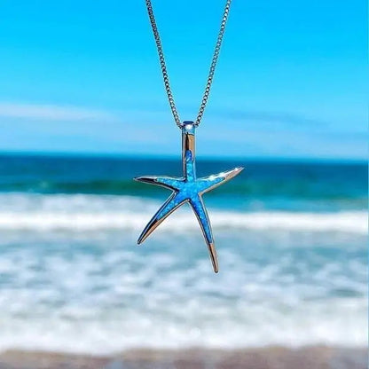 Collar con colgante de caballito de mar estrellado de plata con ópalo azul