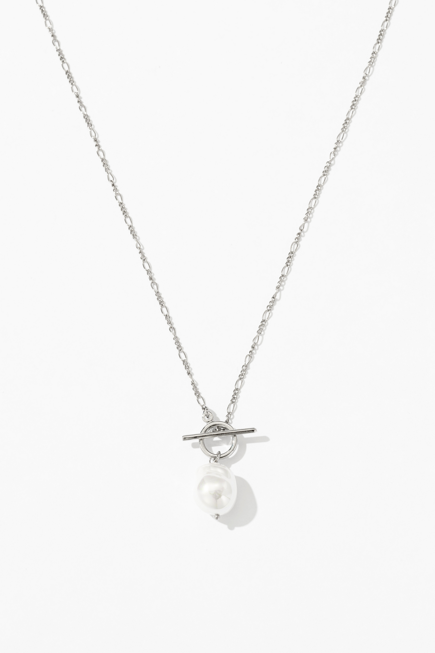 Collar elegante con perlas doradas