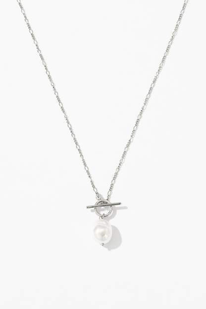 Collar elegante con perlas doradas