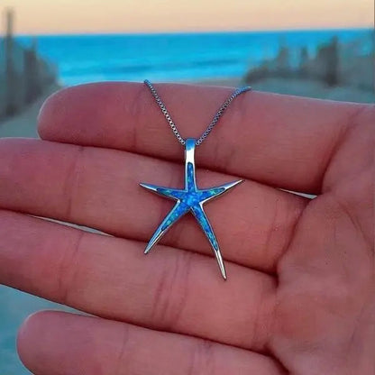 Collar con colgante de caballito de mar estrellado de plata con ópalo azul