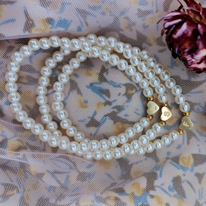 Pulsera chic con inicial de corazón (A–Z)