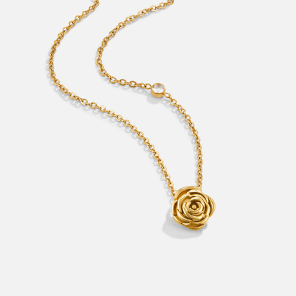 Collar con colgante de rosa dorada