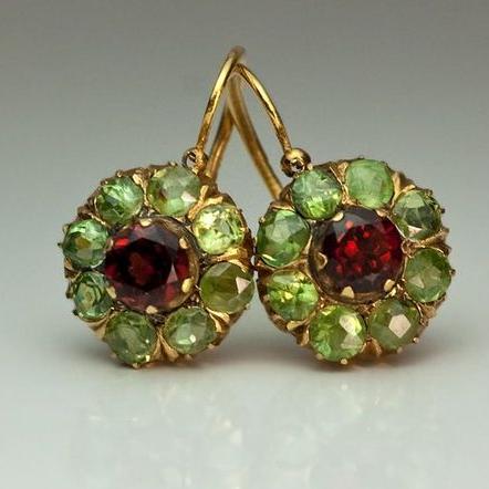Pendientes redondos chic con cristales verdes y rojos