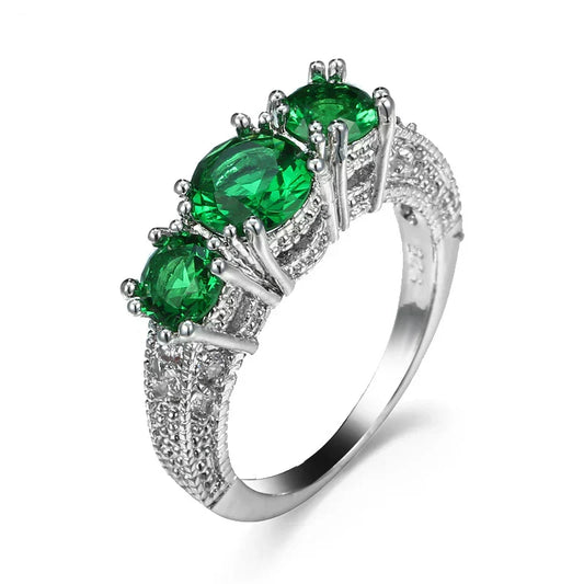 Anillo atemporal con esmeraldas brillantes