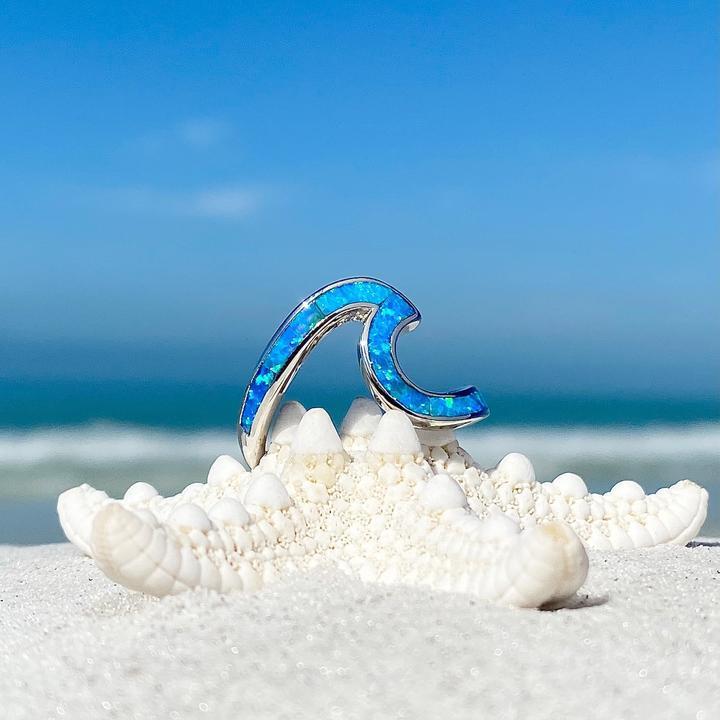 Anillo ondulado de plata con ópalo azul