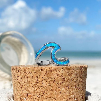 Anillo ondulado de plata con ópalo azul