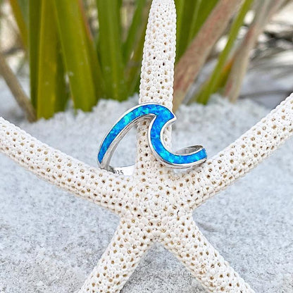 Anillo ondulado de plata con ópalo azul