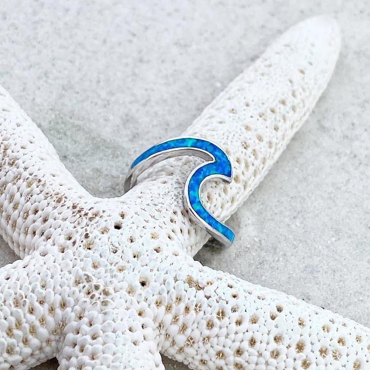Anillo ondulado de plata con ópalo azul
