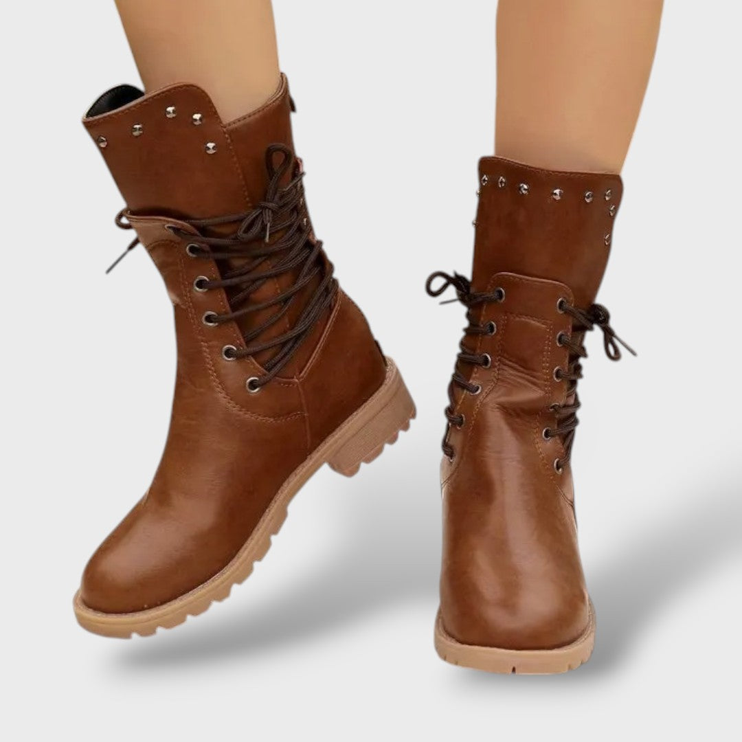 Botas de Media Caña con Cordones y Detalles de Tachuelas