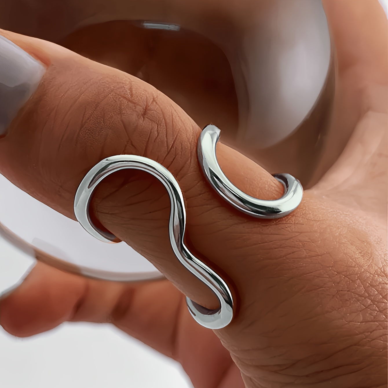 Anillo chic con onda asimétrica