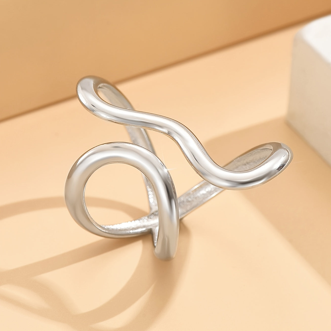 Anillo chic con onda asimétrica