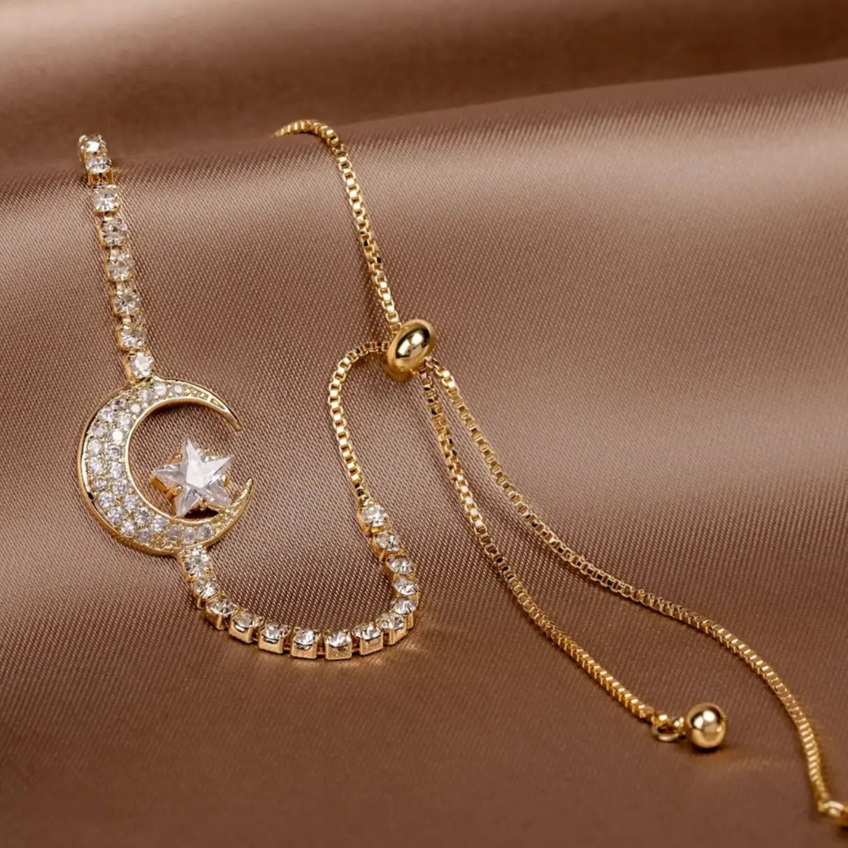 Pulsera con colgante de luna de circonio y oro