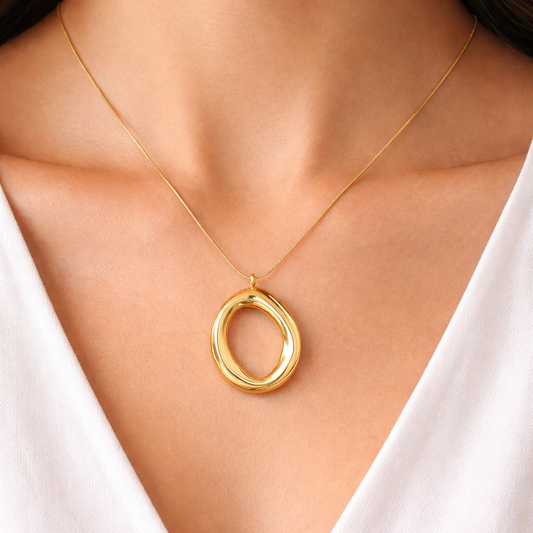 Collar ovalado dorado de metal bañado en oro