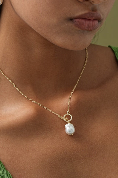 Collar elegante con perlas doradas