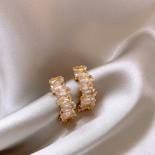 Elegantes pendientes dorados con circonita brillante