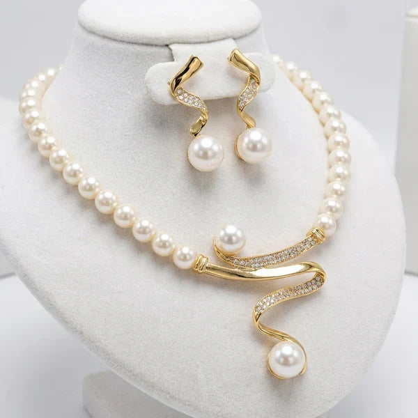 Set de collar y pendientes con perlas naturales