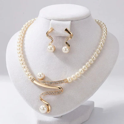Set de collar y pendientes con perlas naturales