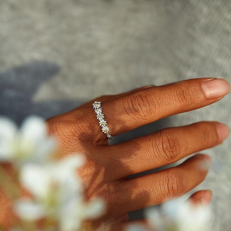 Anillo Marguerite – Plata & suavidad pintada