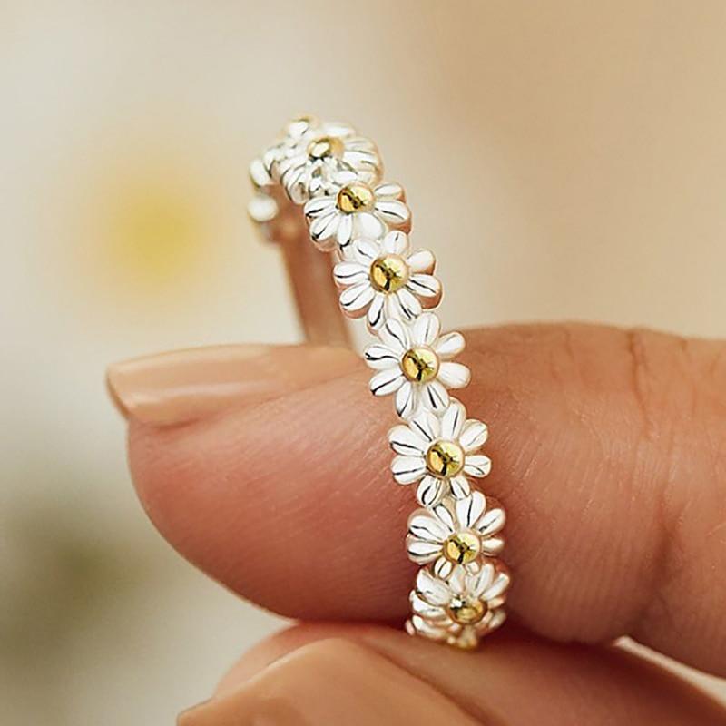 Anillo Marguerite – Plata & suavidad pintada