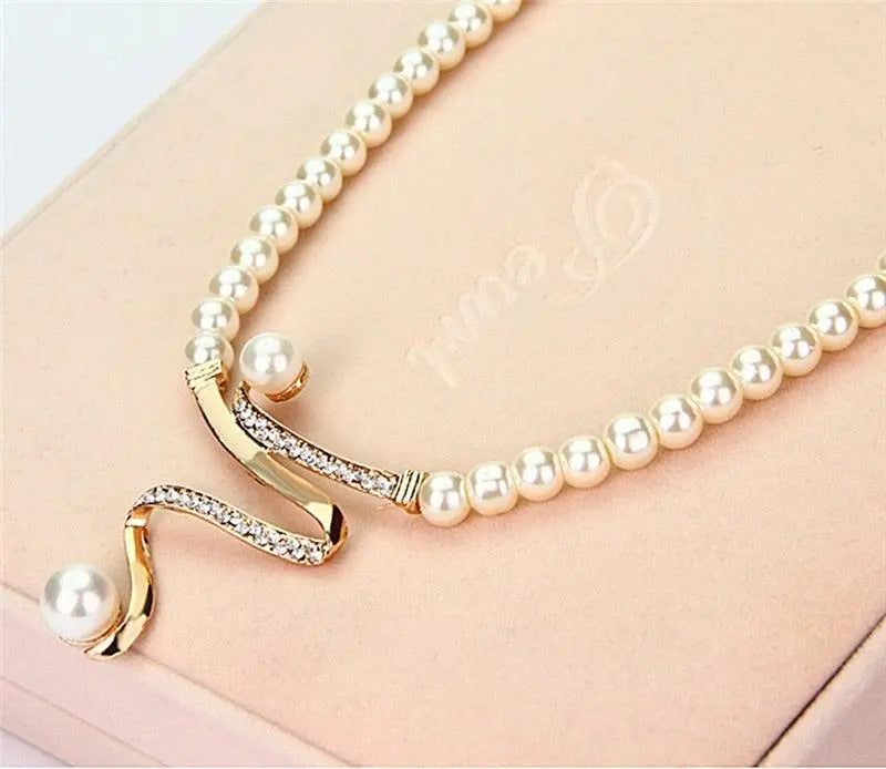 Set de collar y pendientes con perlas naturales