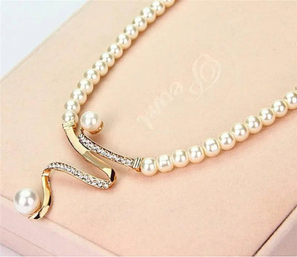 Set de collar y pendientes con perlas naturales