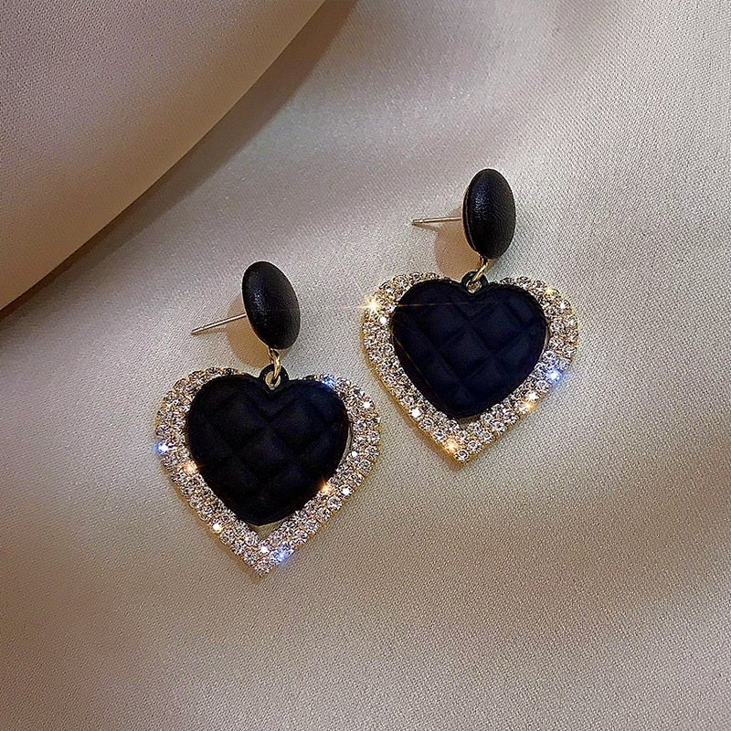 Pendientes negros de oro en forma de corazón