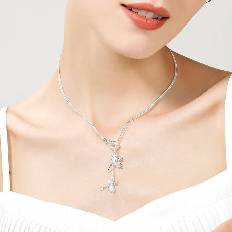 Collar con colgante de libélula de plata de ley