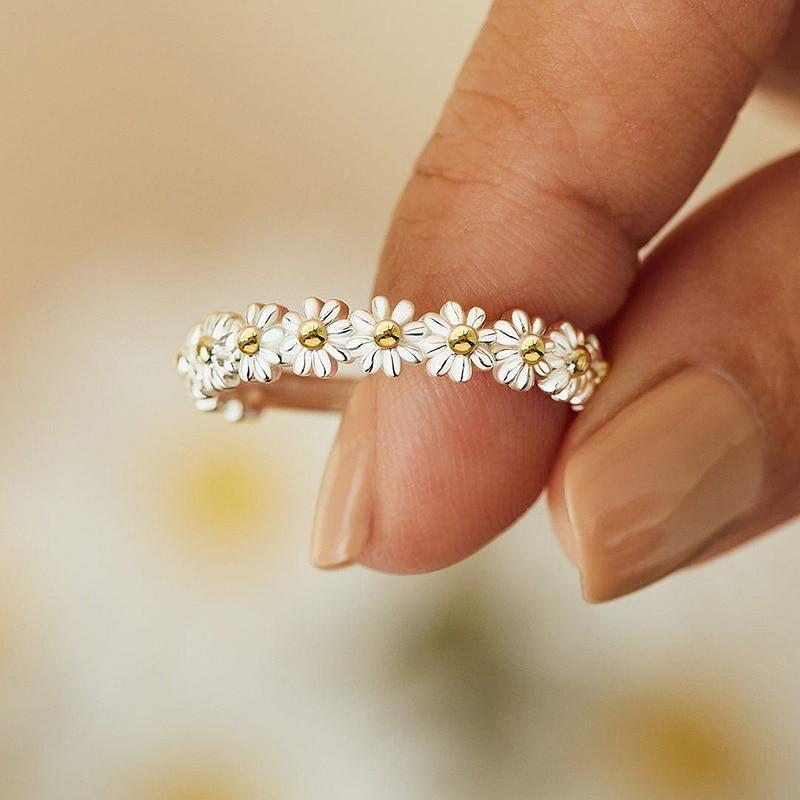 Anillo Marguerite – Plata & suavidad pintada