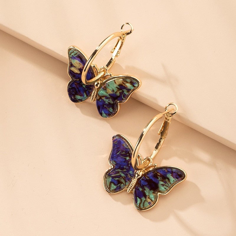 Aros de oro con mariposas multicolores