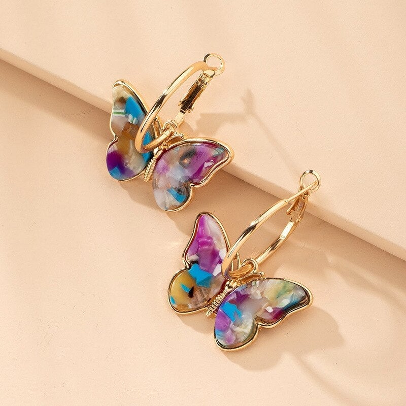 Aros de oro con mariposas multicolores
