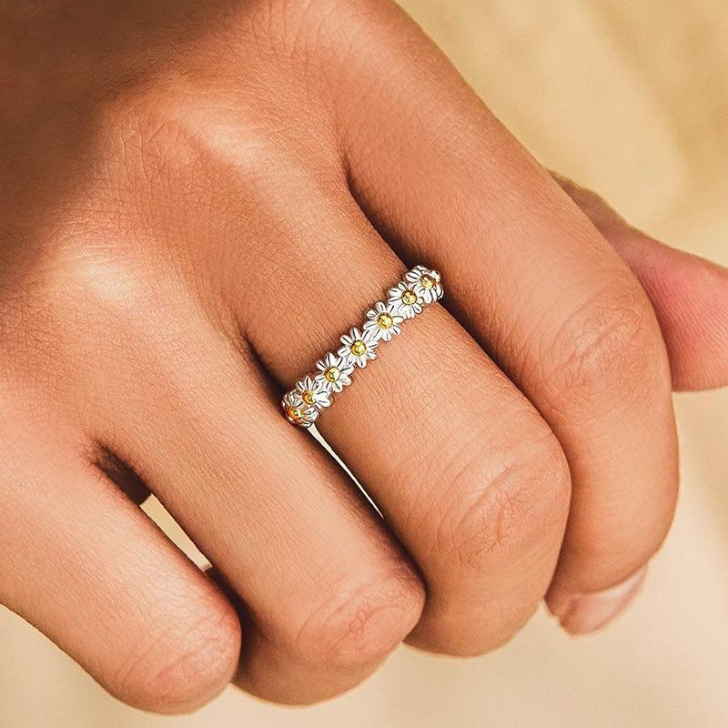 Anillo Marguerite – Plata & suavidad pintada